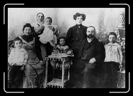 E-P-14-Leibowitz Family in Ponevezys * 2899 x 1982 * (1.51MB)